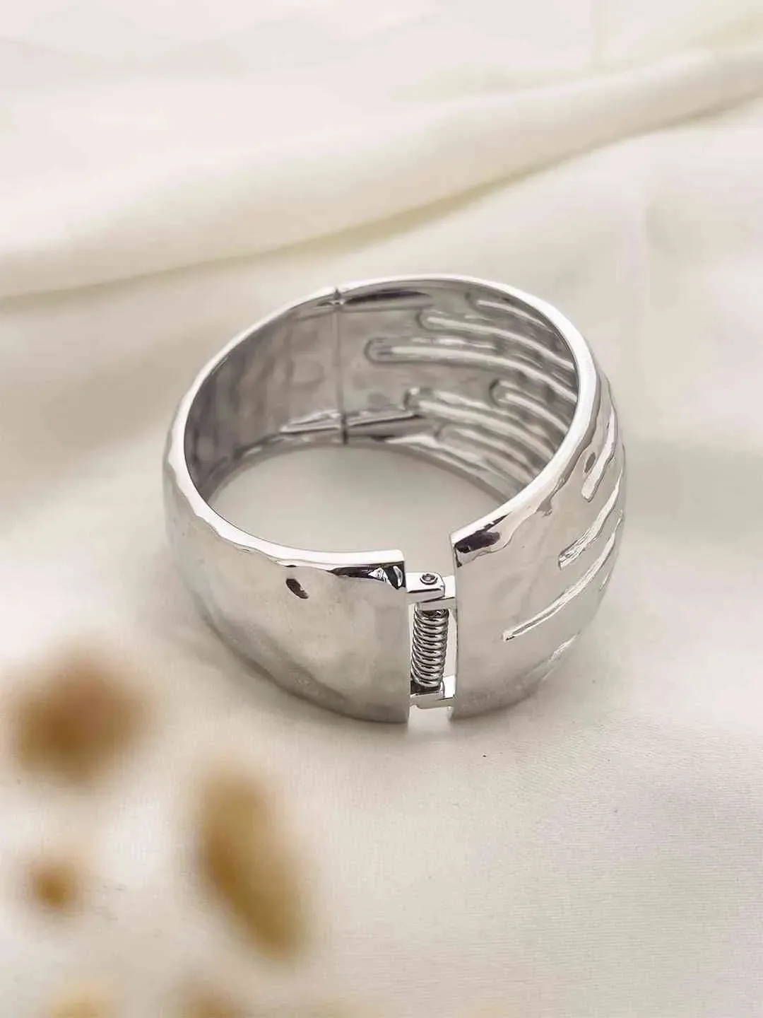 Chunky Curve Textured Handcuff