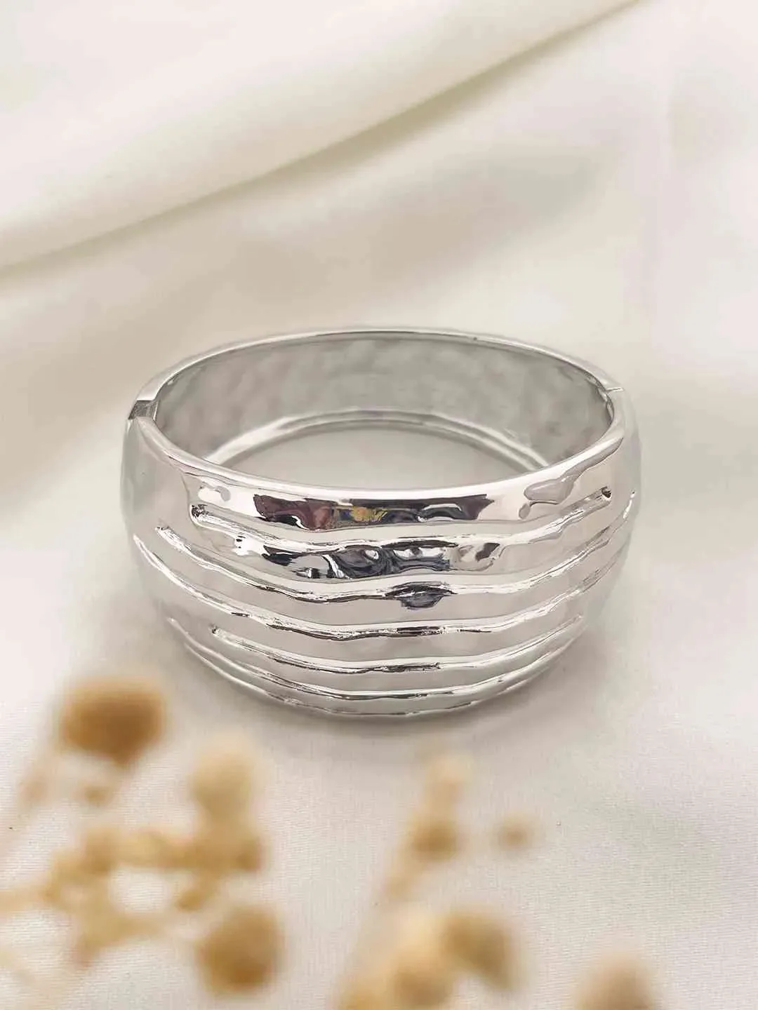 Chunky Curve Textured Handcuff