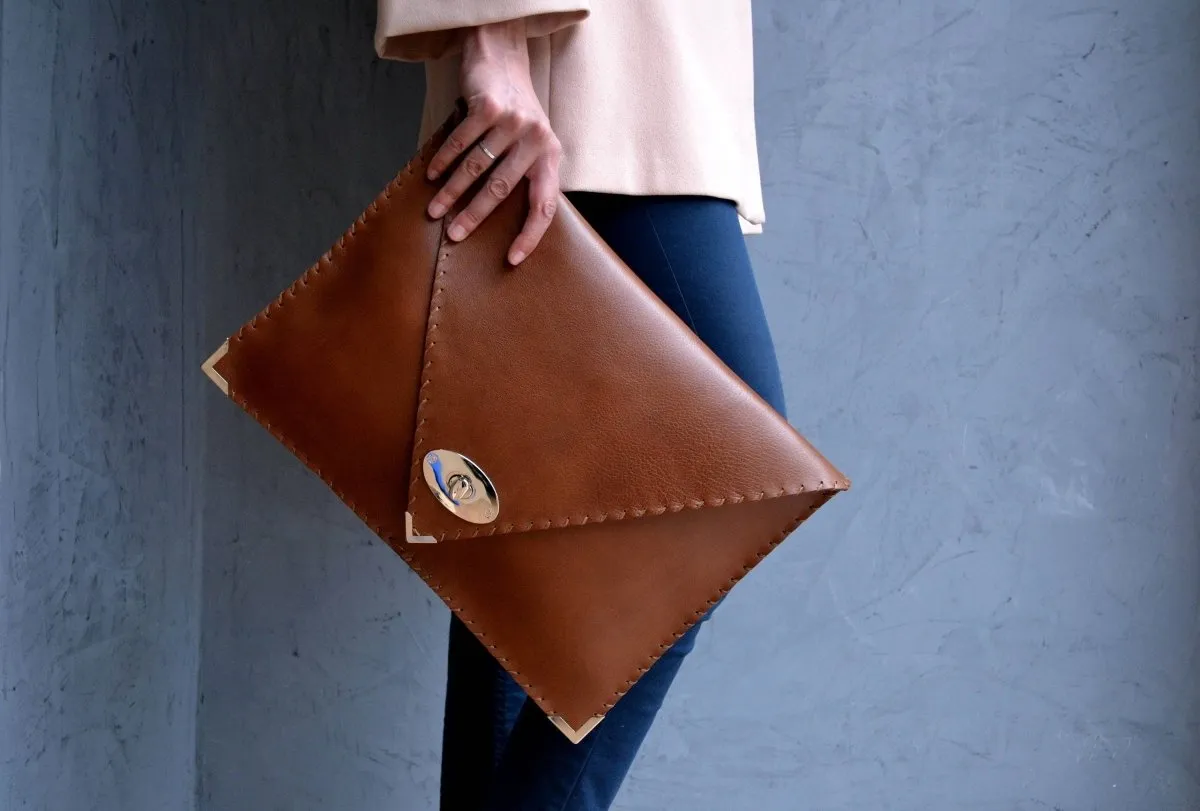 Symmetria leather clutch in tabac brown: Gold / Small