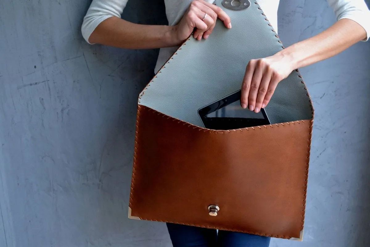 Symmetria leather clutch in tabac brown: Gold / Small