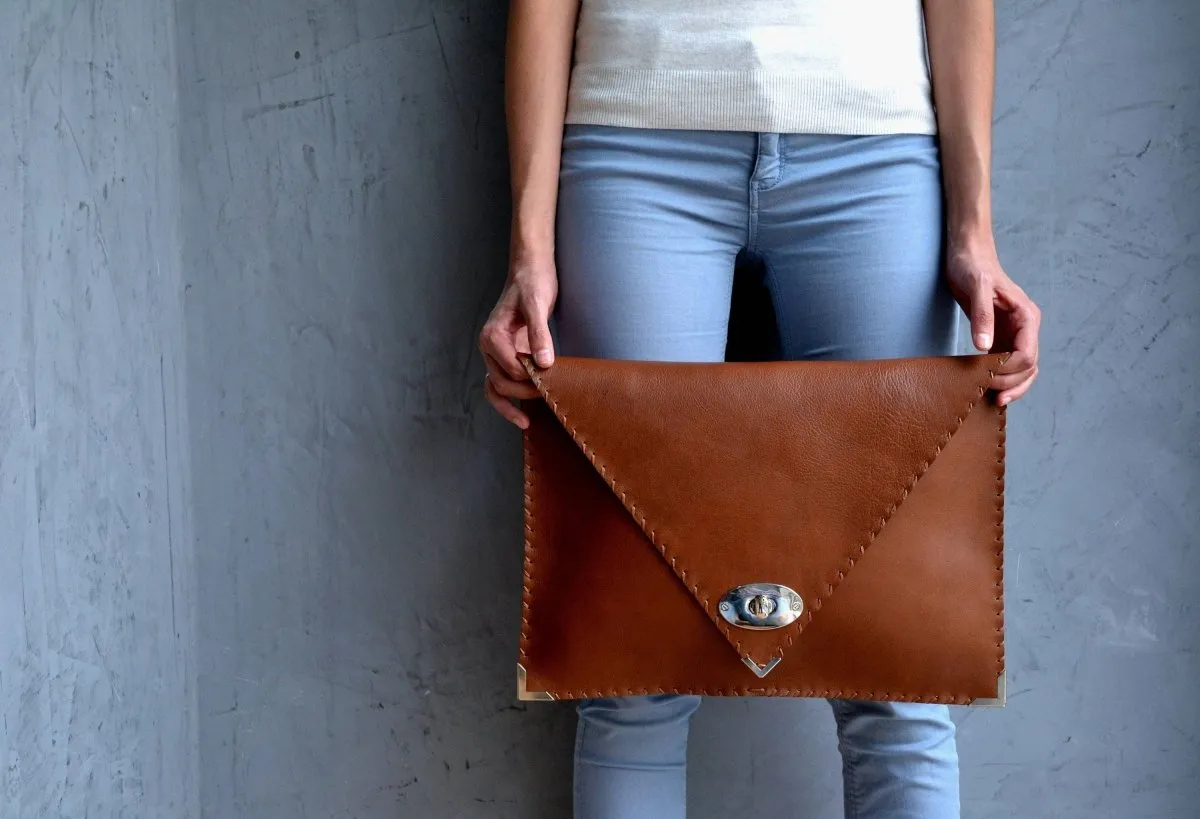 Symmetria leather clutch in tabac brown: Gold / Small