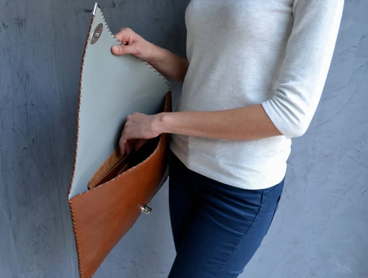 Symmetria leather clutch in tabac brown: Gold / Small