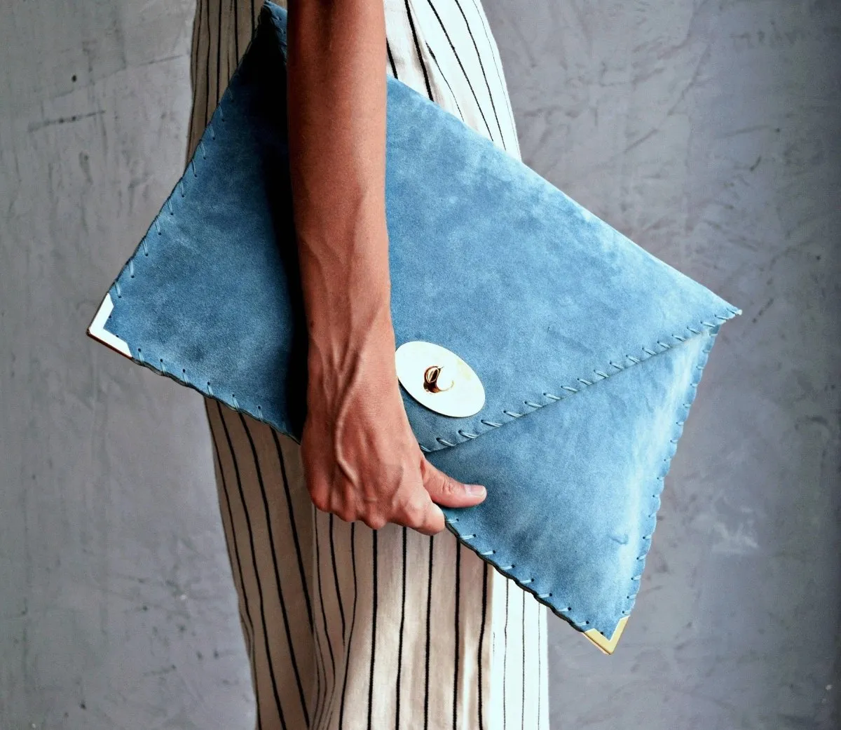 Symmetria soft clutch in jeans blue: Gold / Small